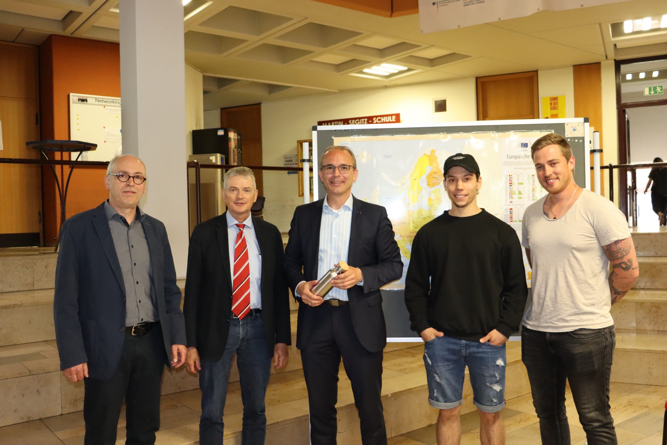 Gruppenbild unter anderem mit Schulleitung und MdB Tobias Winkler (CSU)