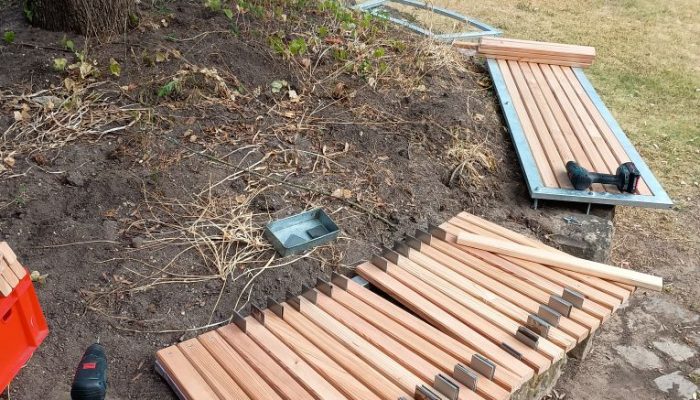 Sitzbänke werden gebaut