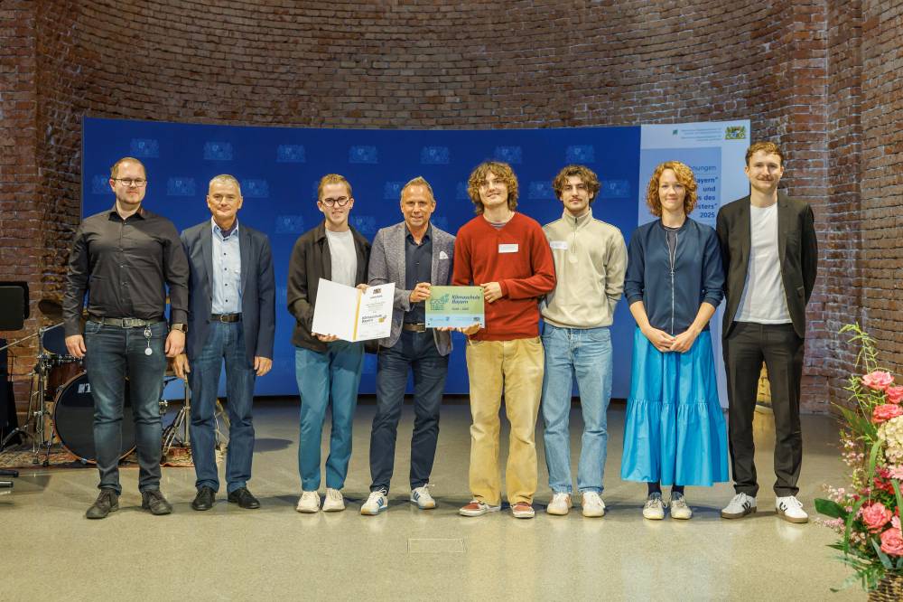 Menschen bekommen einen Preis überreicht 