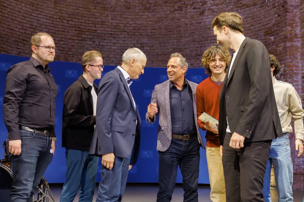 Umweltminister Glauber gratuliert zur „Goldmedaille“.