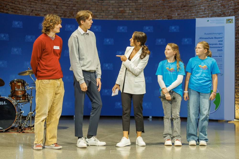 Person beantwortet Fragen zur Zukunft unserer Klimaschule 