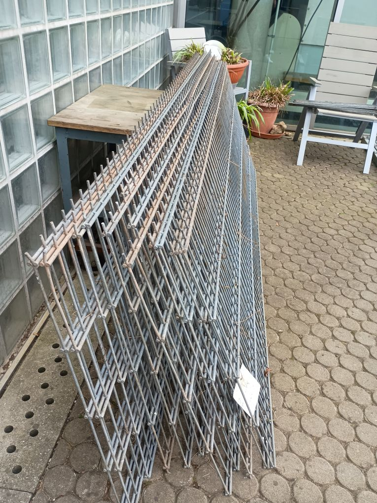Bauzaun an Wand gelehnt
