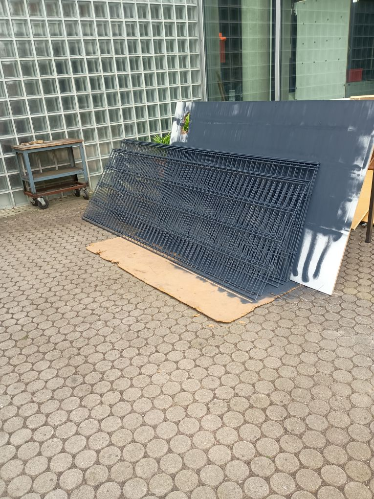 Bauzaun und andere Materialien an Wand gelehnt