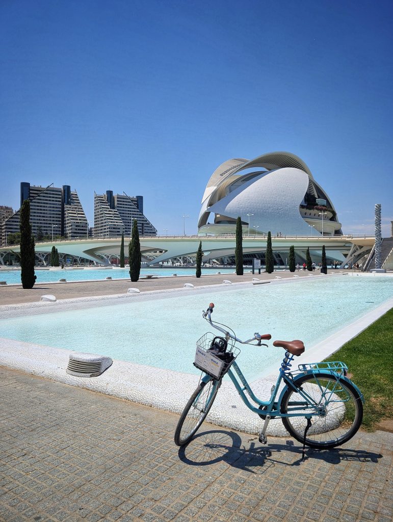 Fahrrad vor einem künstlichen Teich in einer futuristischen Gegend