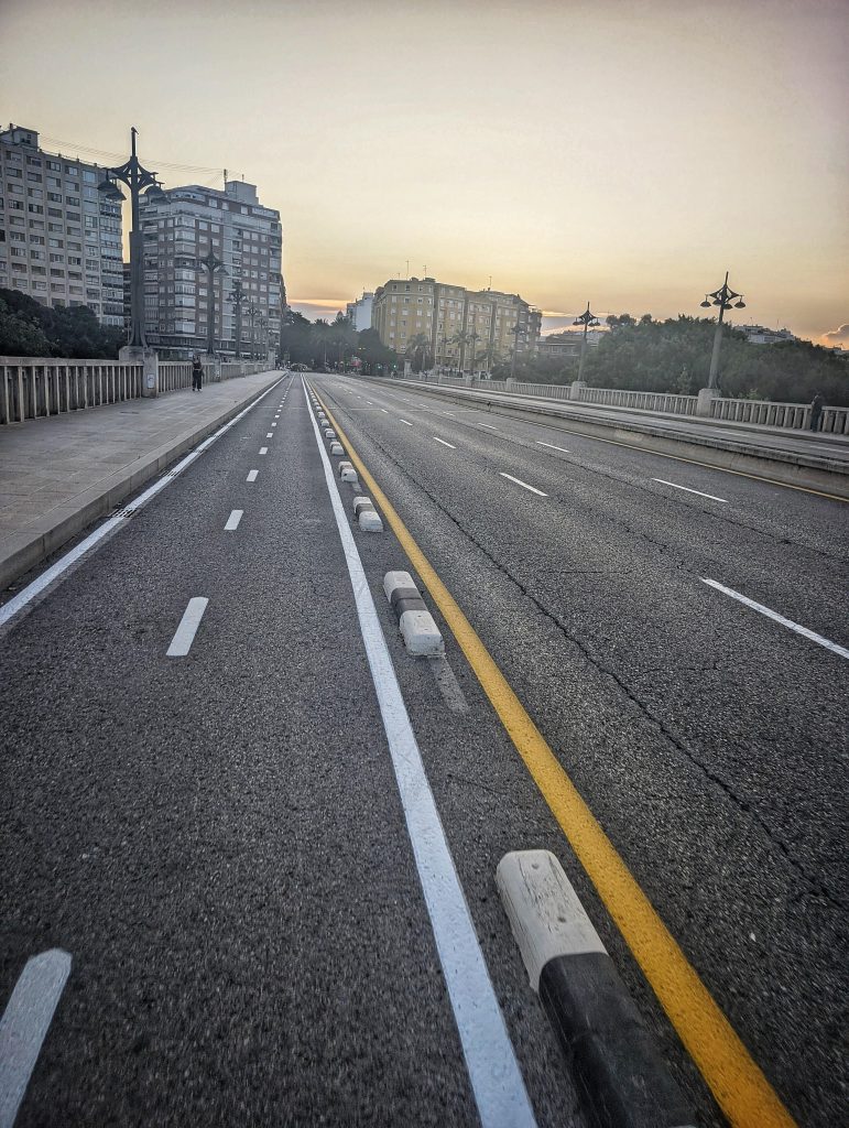 Separate Fahrradlinie auf einer Brücke
